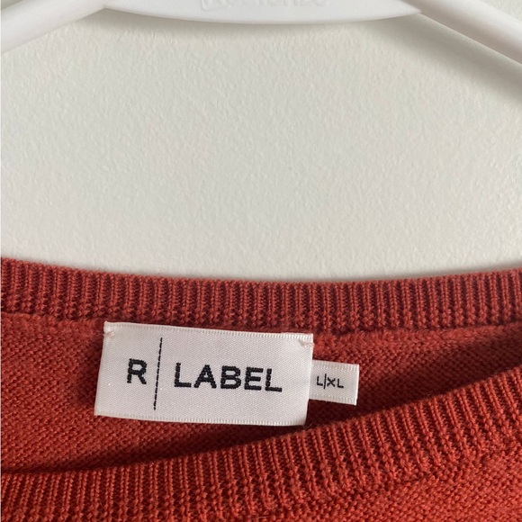 R | Label Cropped Sweater - Picture 3 of 6